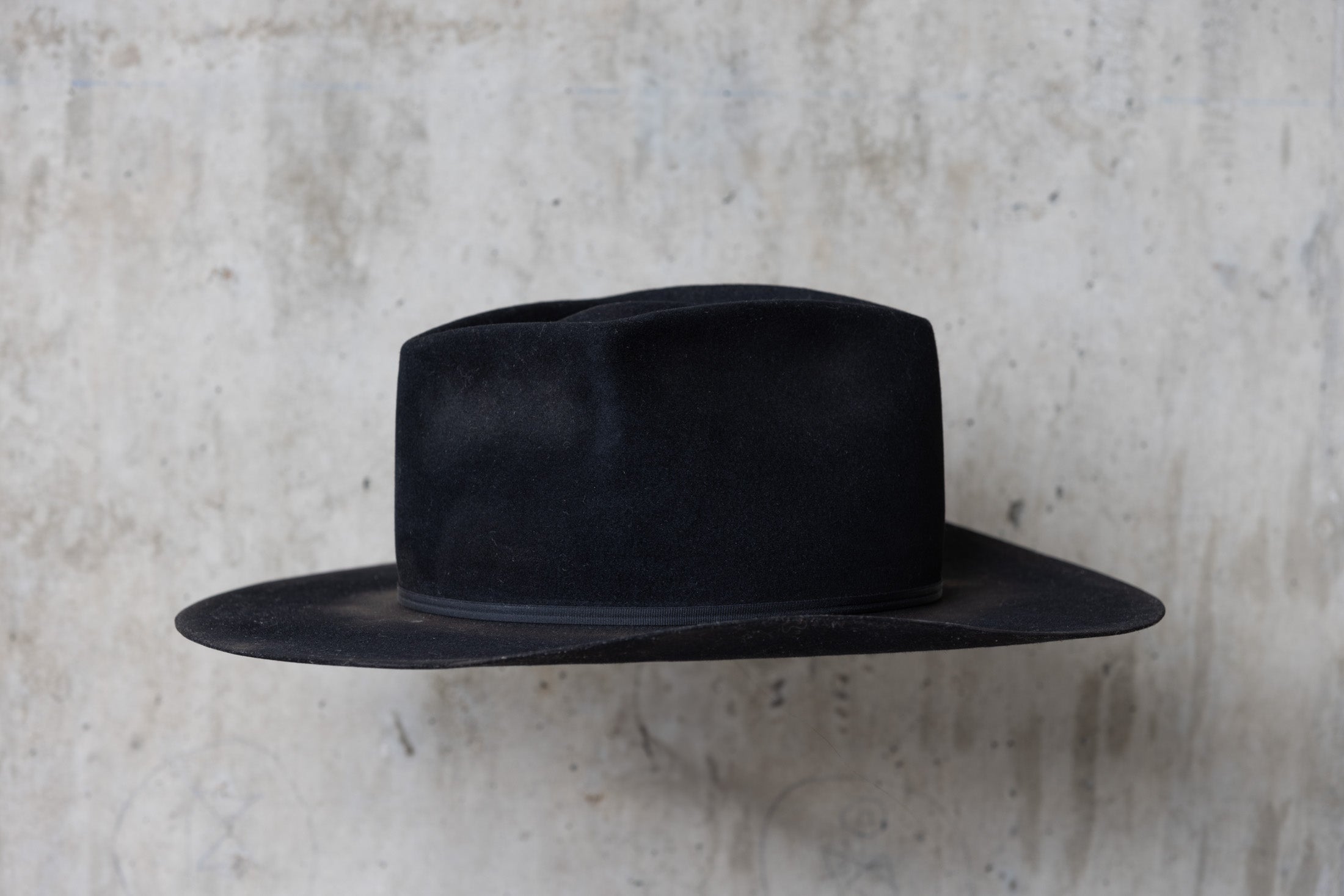 A black beaver felt western style hat right side