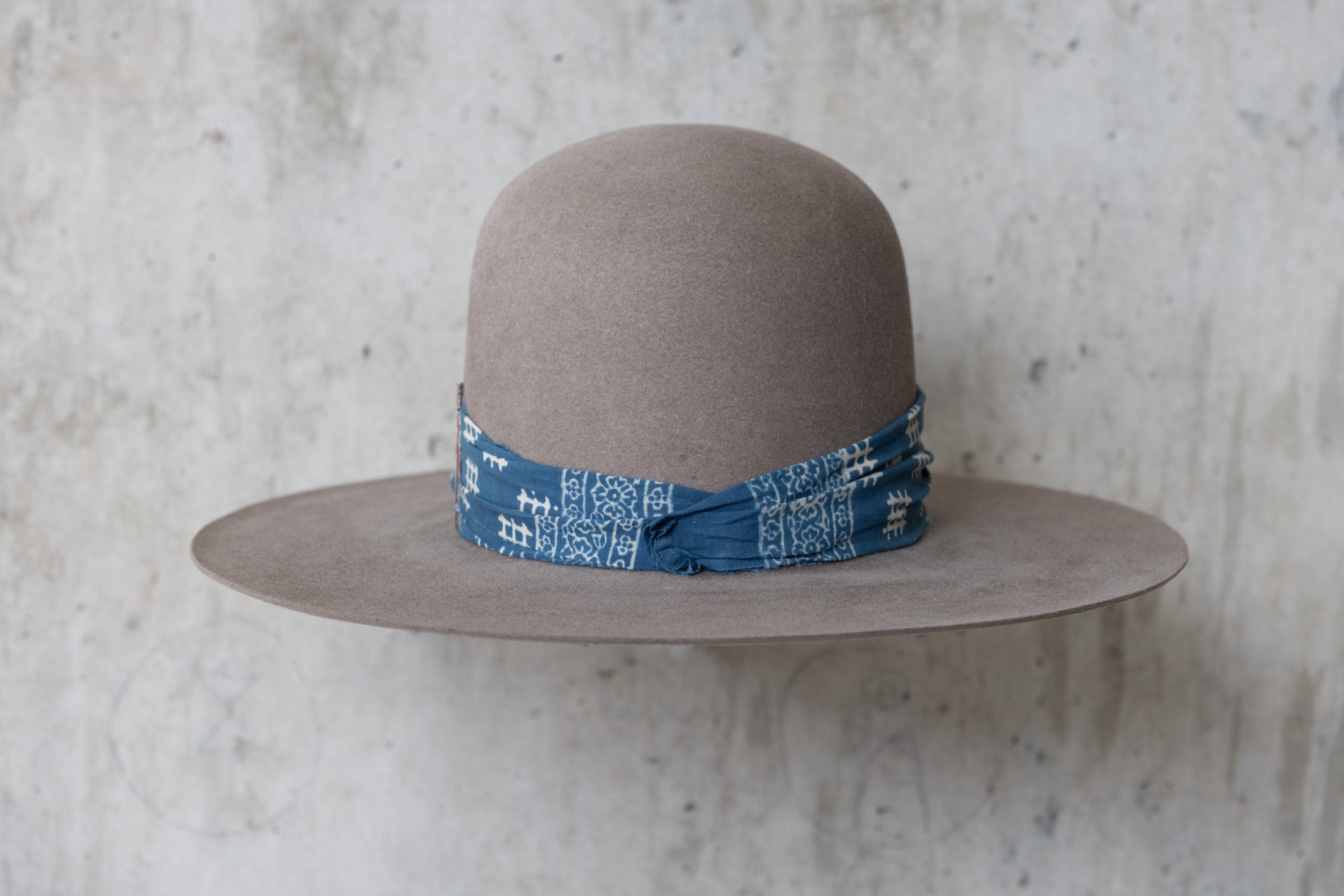 beaver felt open crown cowboy hat natural color blue bandana band made for men and women back