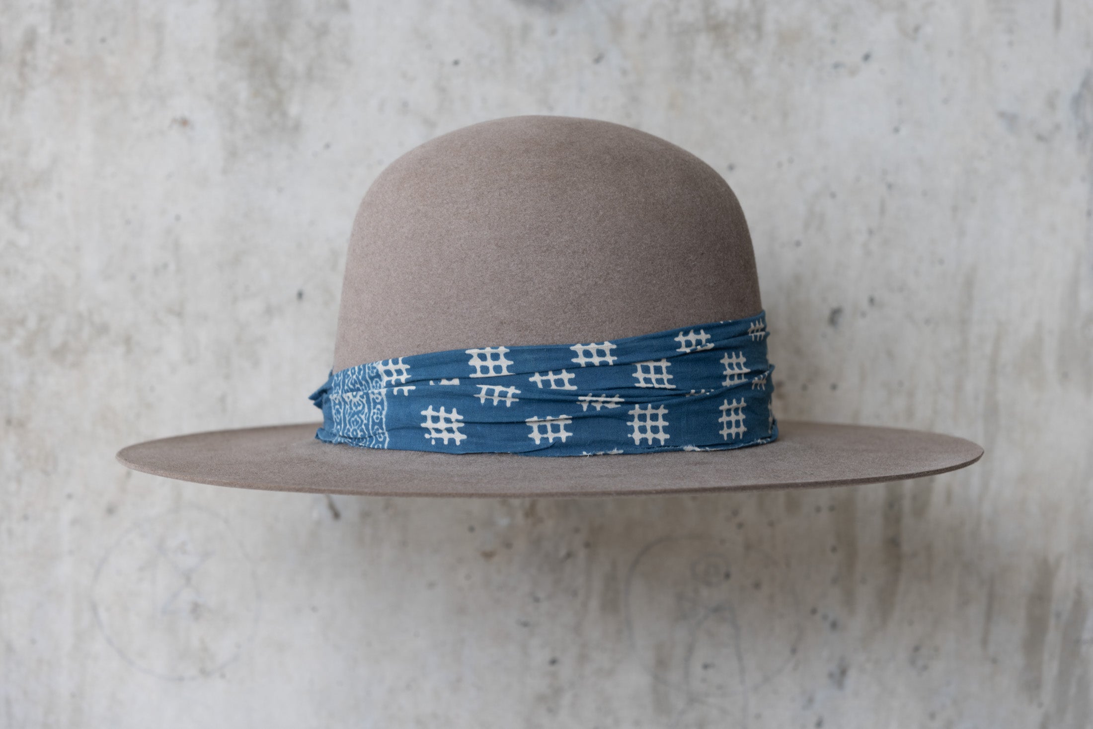 beaver felt open crown cowboy hat natural color blue bandana band made for men and women right