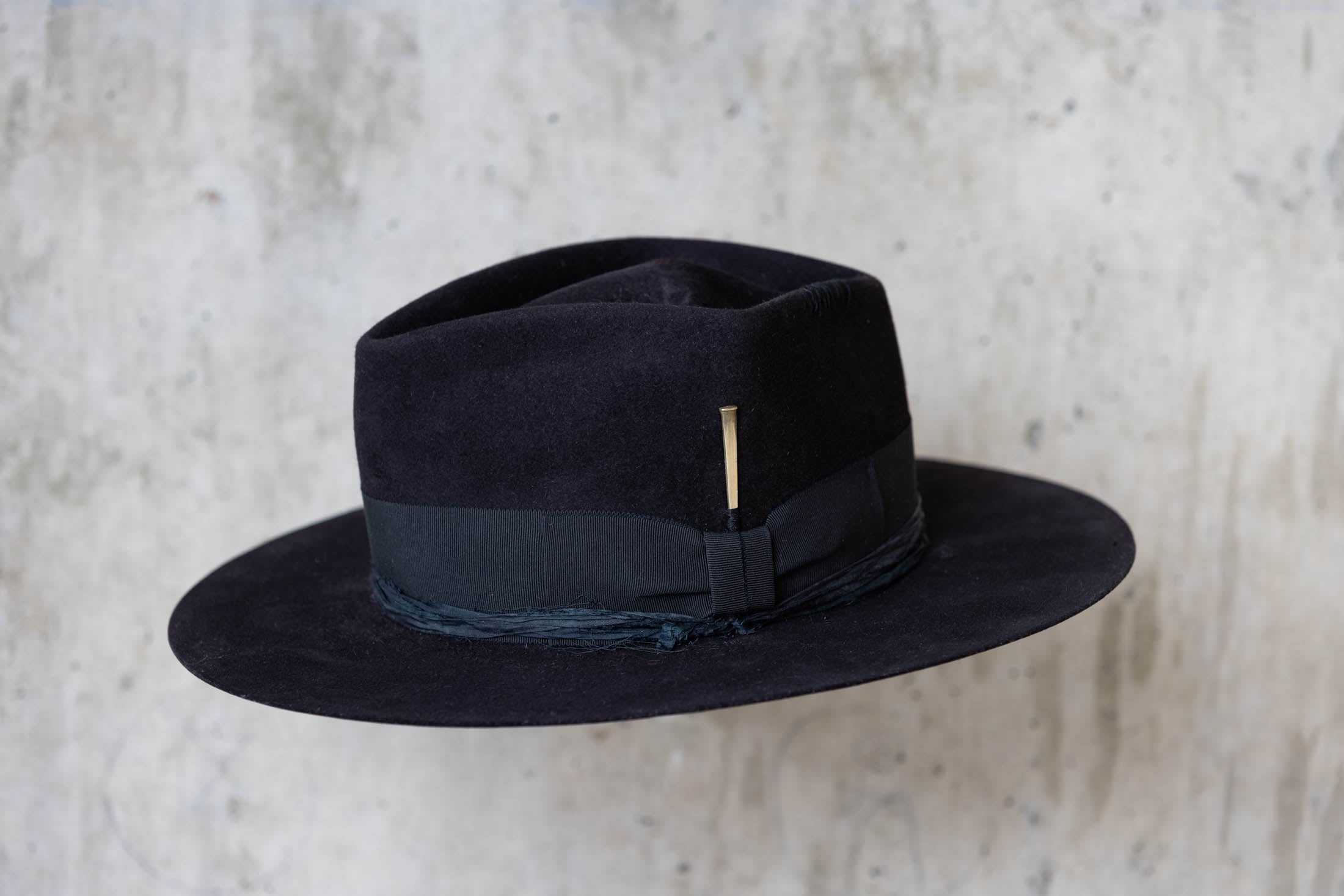 Black western fedora beaver felt hat diamond crown with feather for men and women left angle