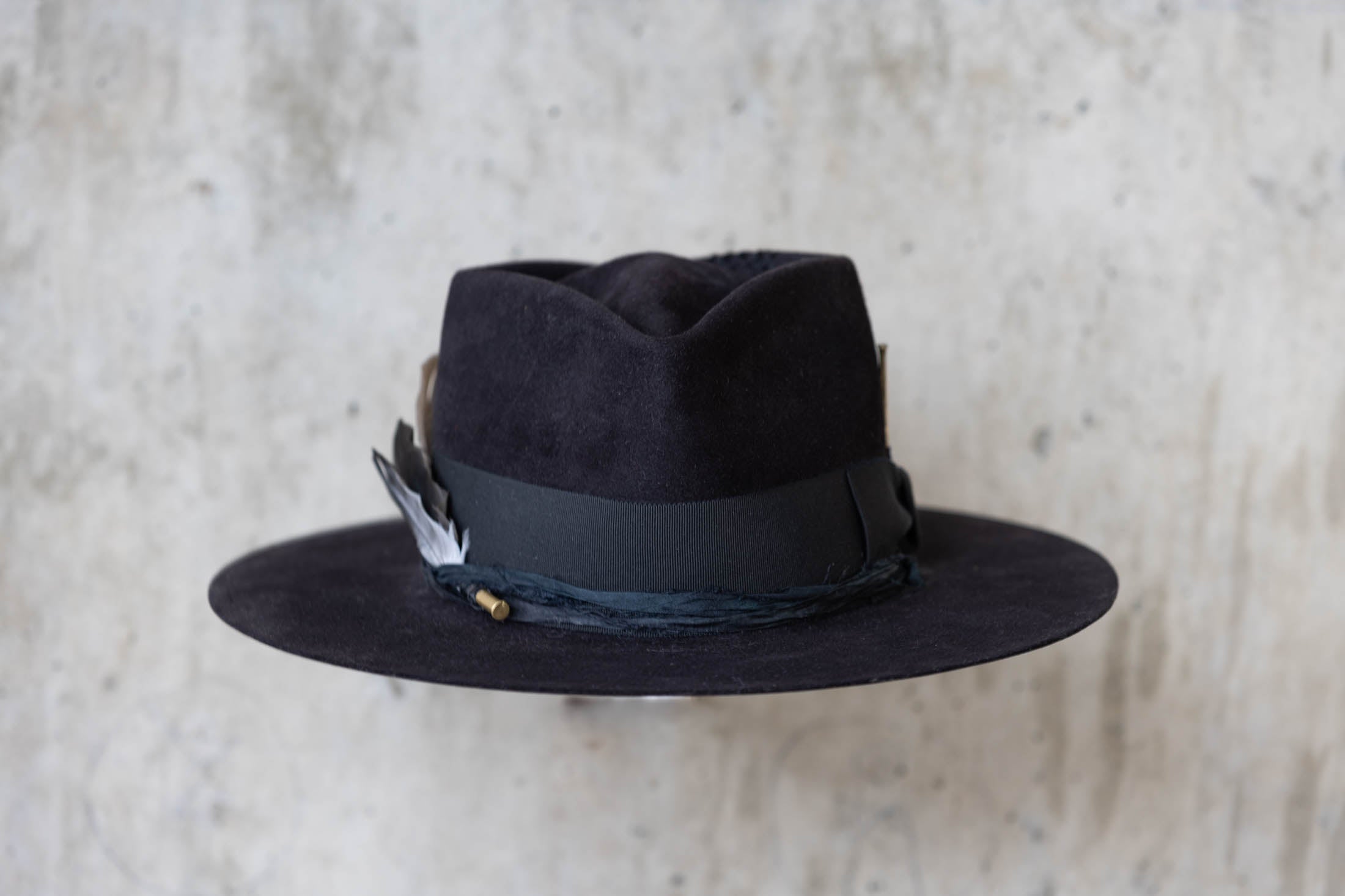 Black western fedora beaver felt hat diamond crown with feather for men and women front