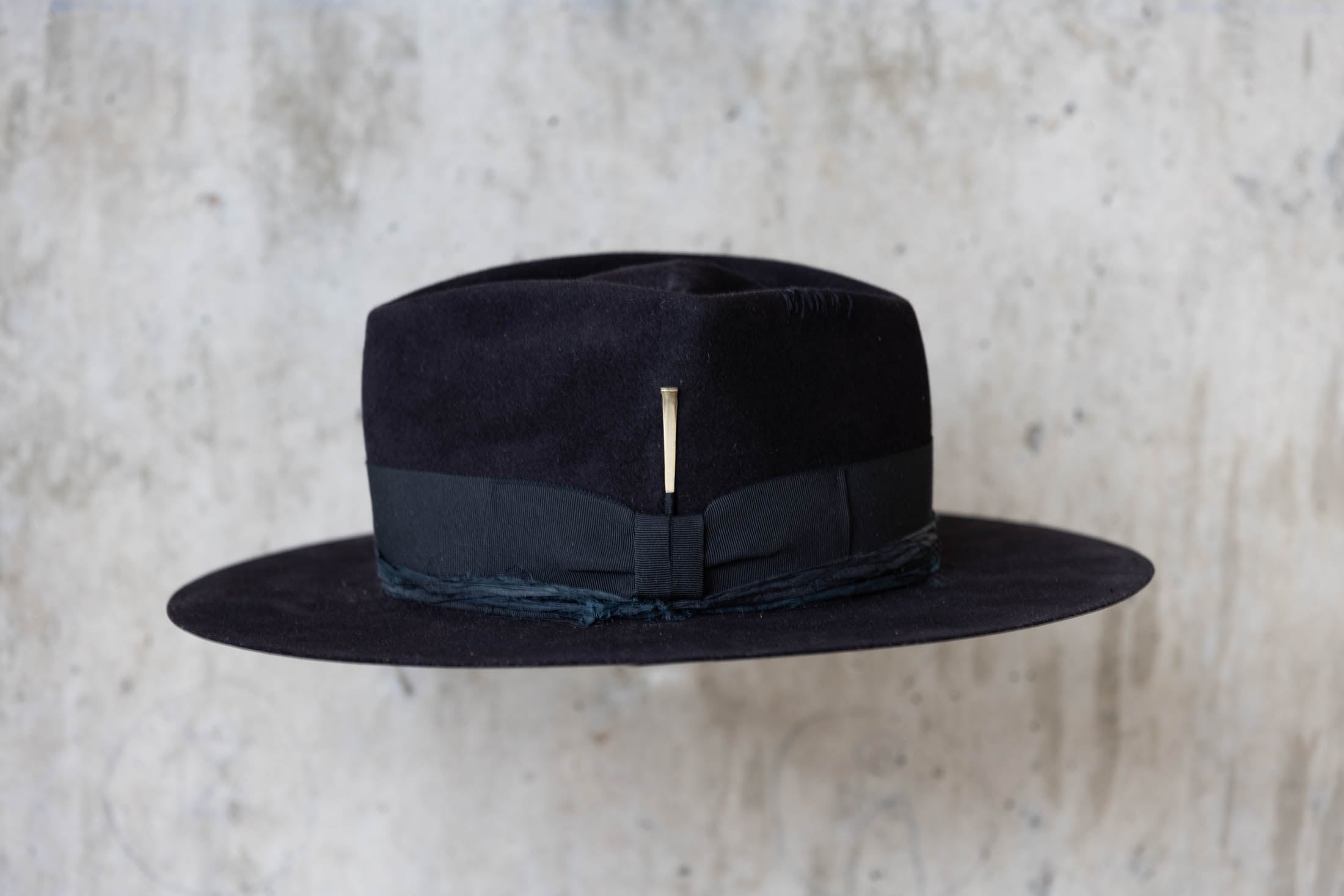 Black western fedora beaver felt hat diamond crown with feather for men and women left