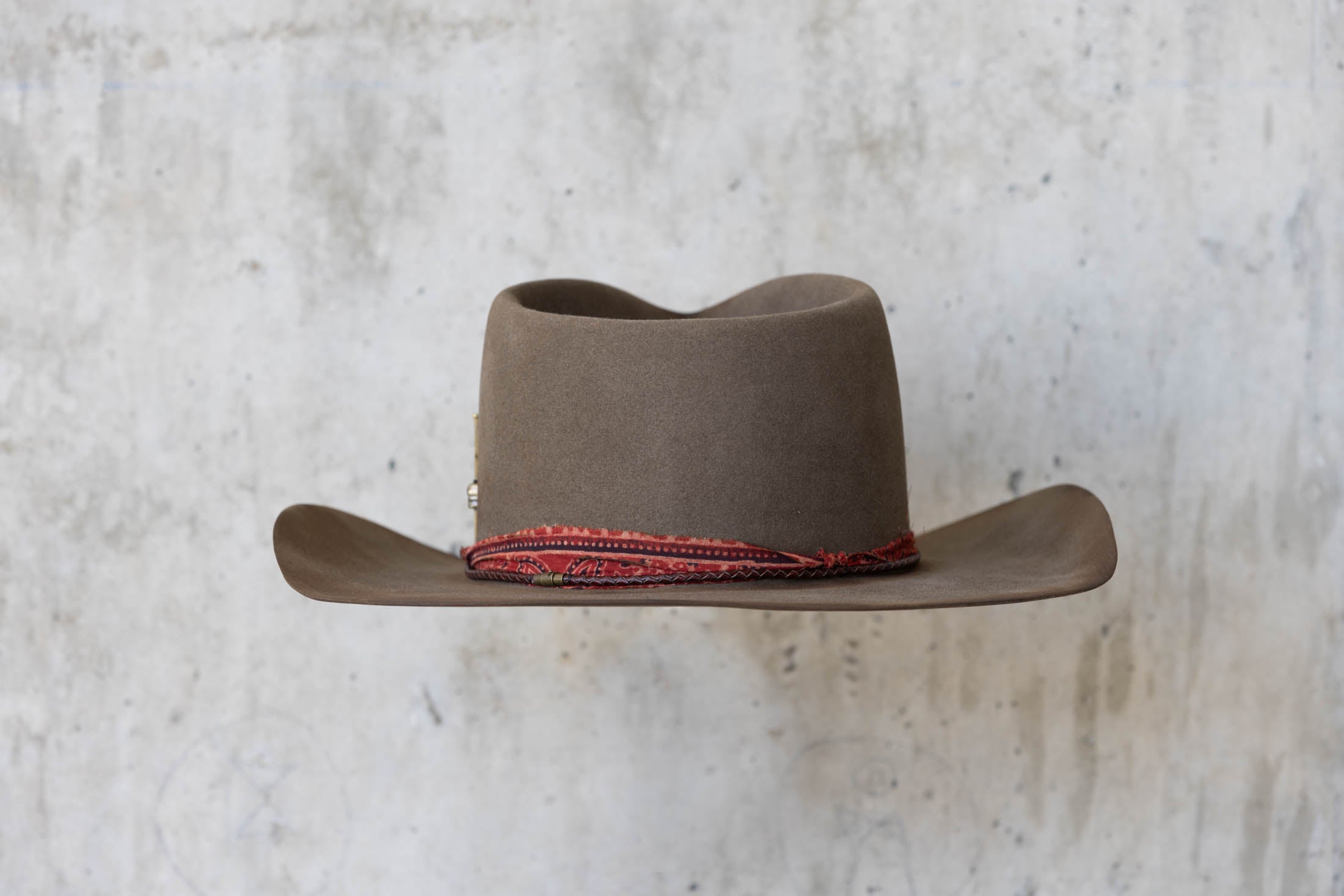 brown beaver western felt cowboy hat with teardrop crown for men and women back
