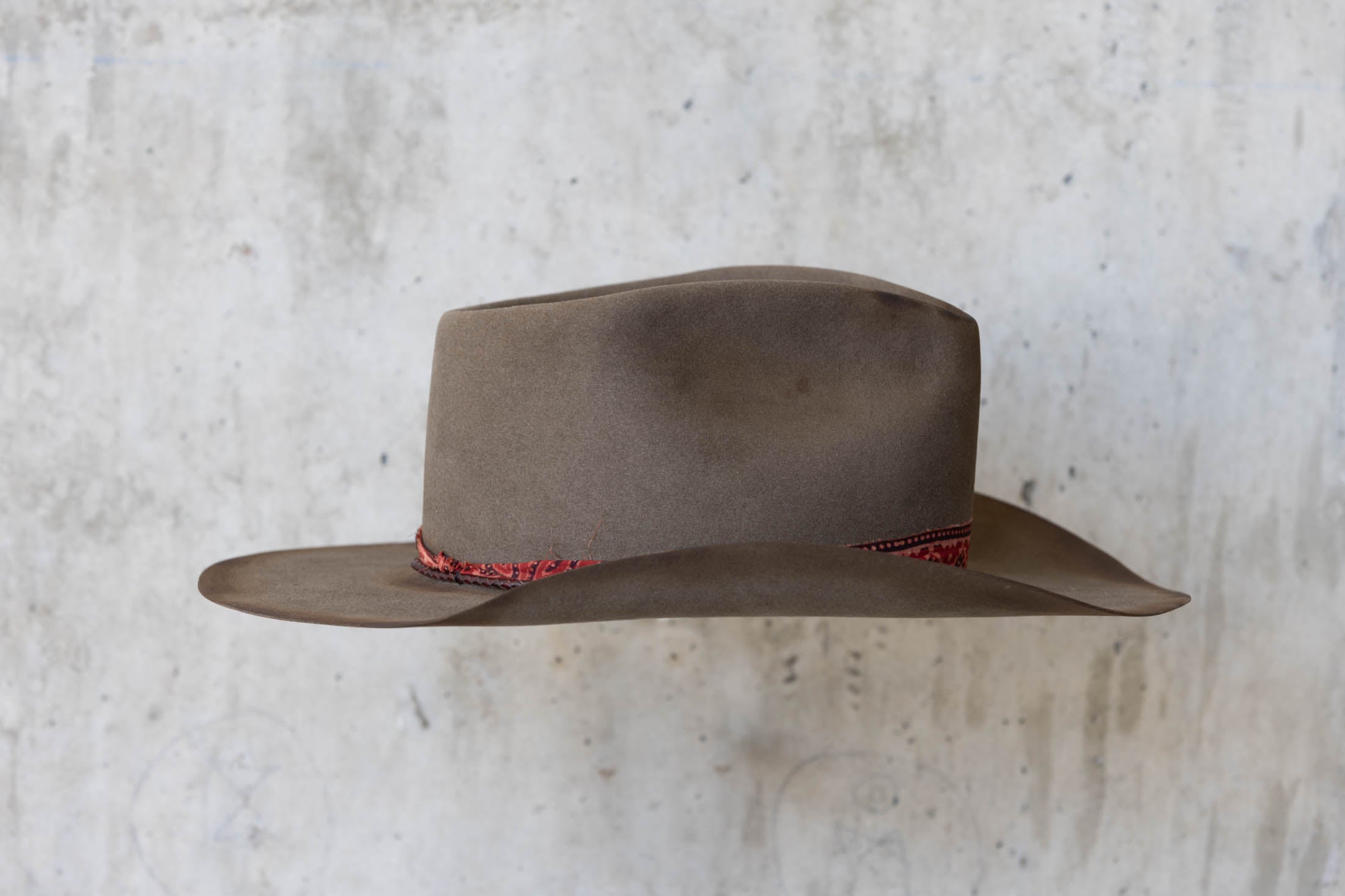 brown beaver western felt cowboy hat with teardrop crown for men and women right