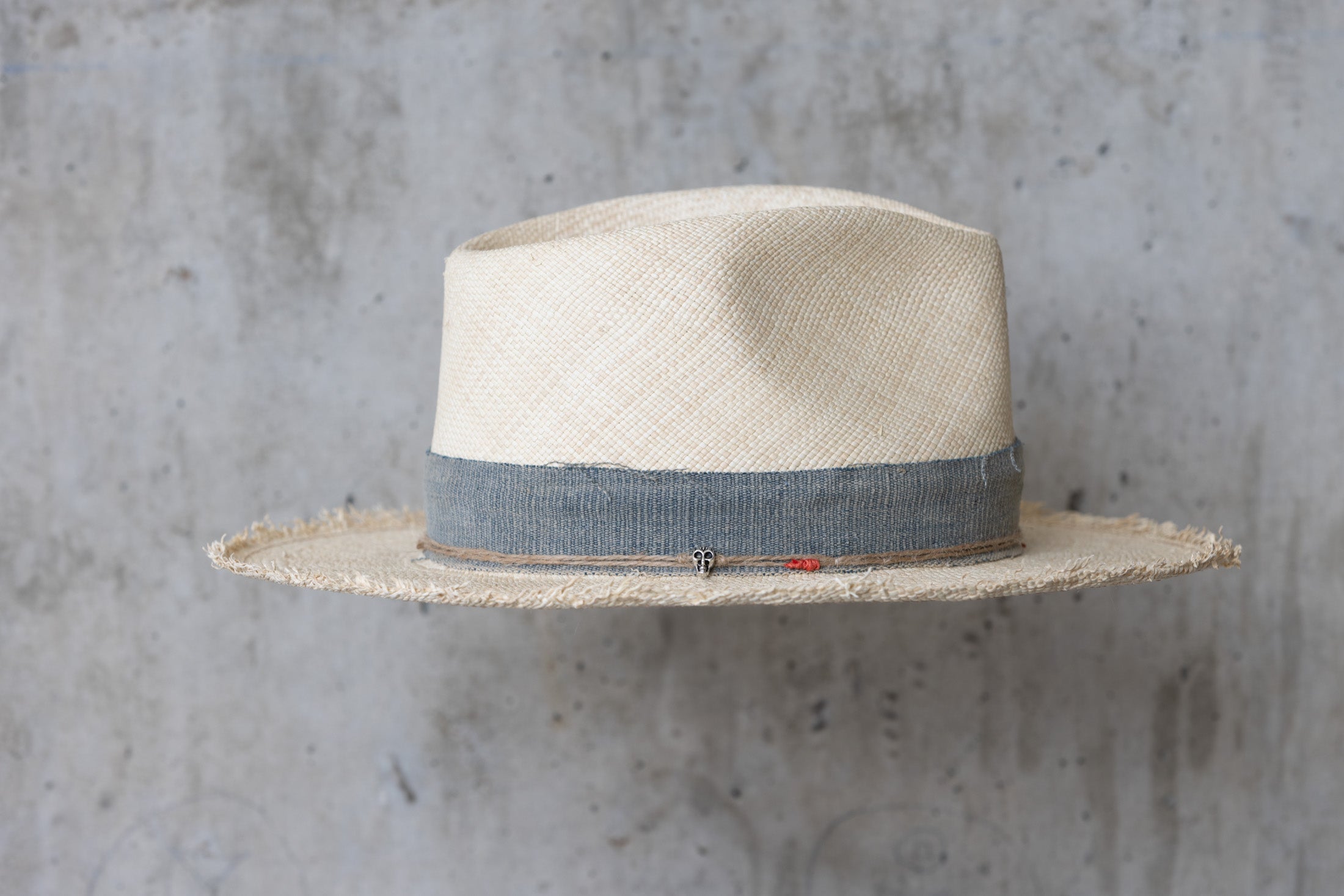  A beige Panama straw hat with a vintage blue band right side