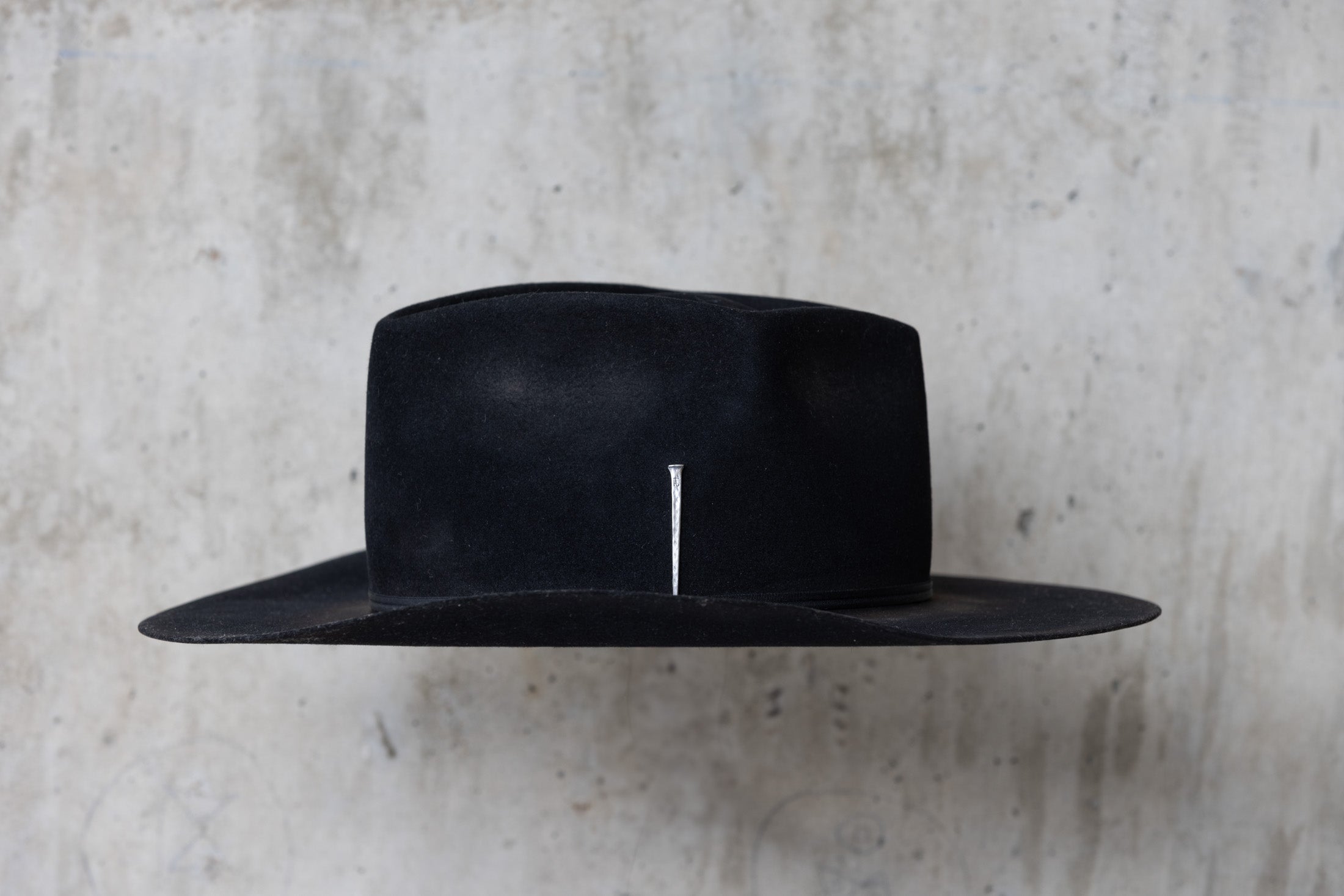 A black beaver felt western style hat left side