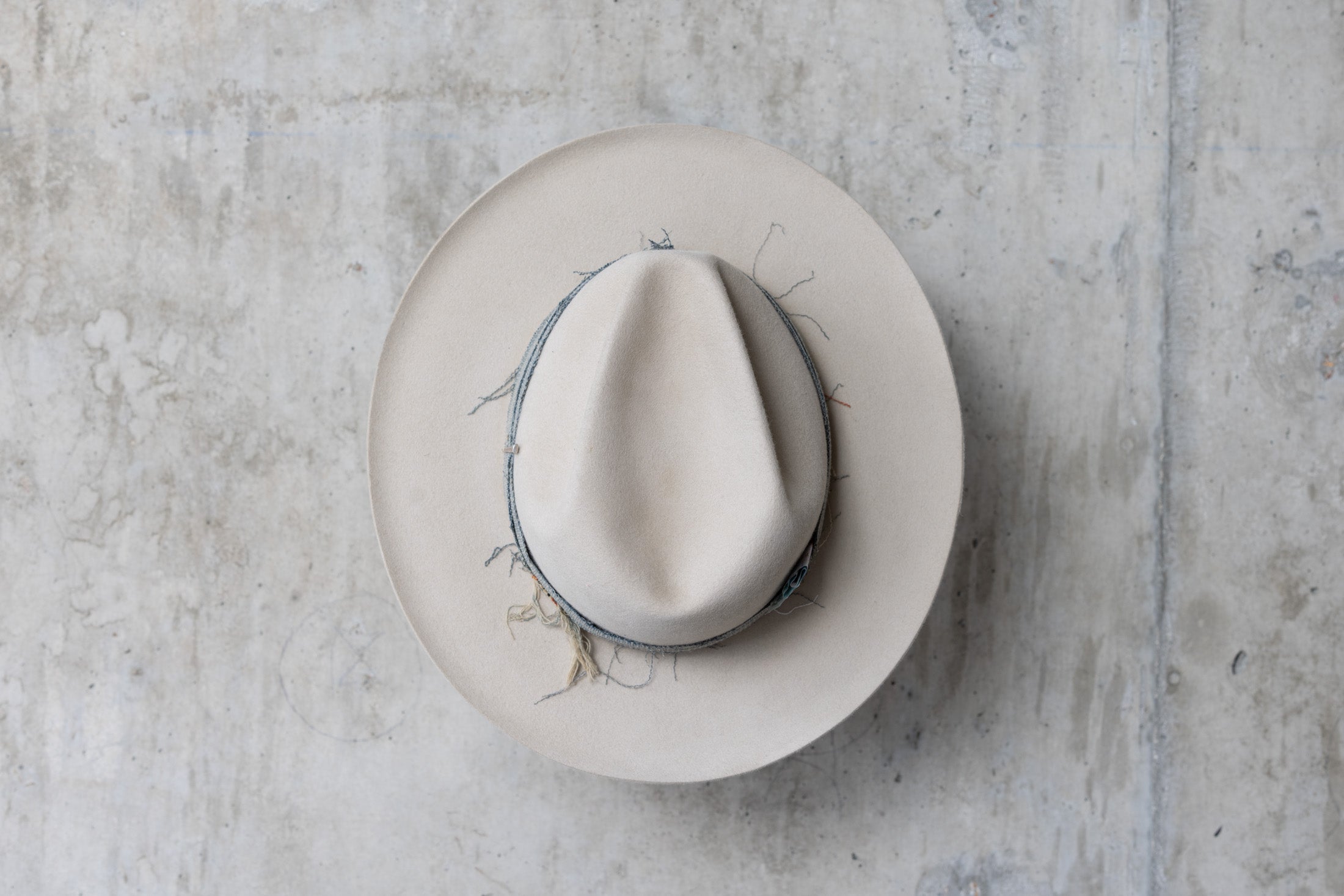A custom beige wide brimmed beaver felt western fedora cowboy hat for men and women top